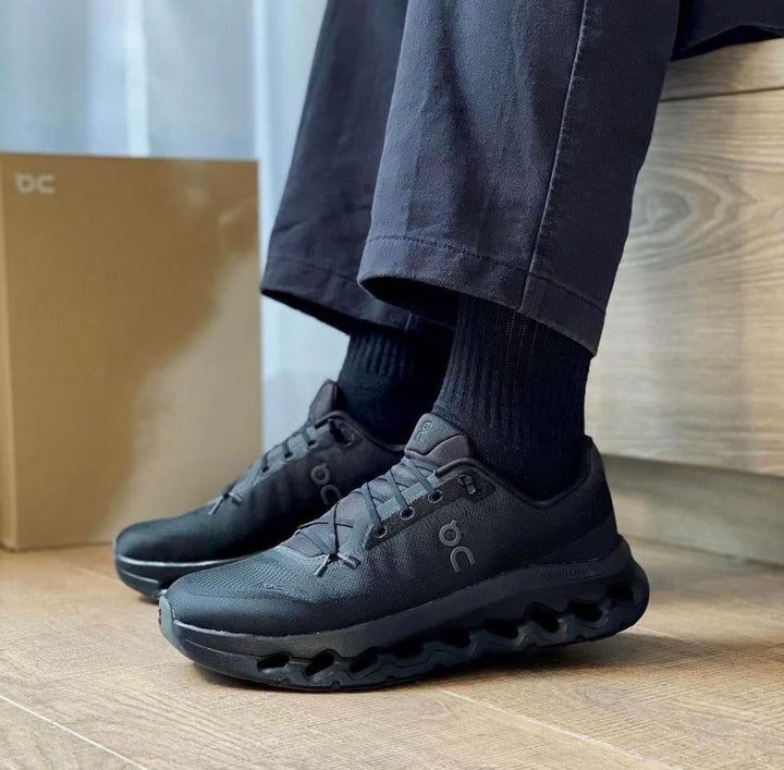 On Cloudtilt "Triple Black"