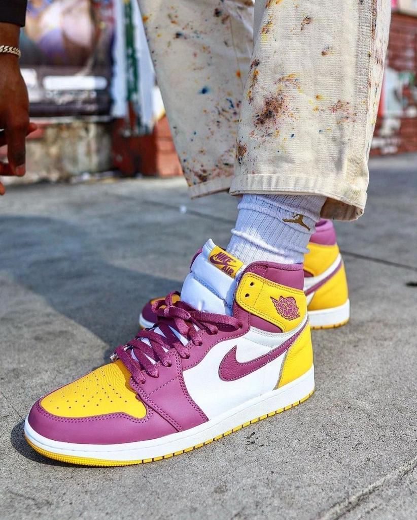 Air Jordan 1 High OG ‘University Gold/Light Bordeaux - uaessss