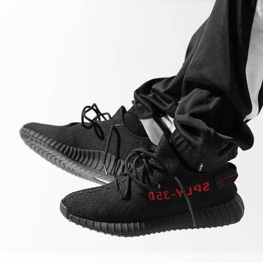 Yeezy Boost 350 V2 أسود أحمر