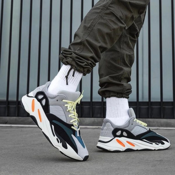 YEEZY BOOST Runner 700 vi رمادي خالص