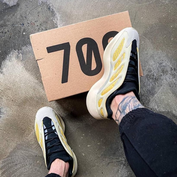 Yeezy 700 V3 “سرفيم