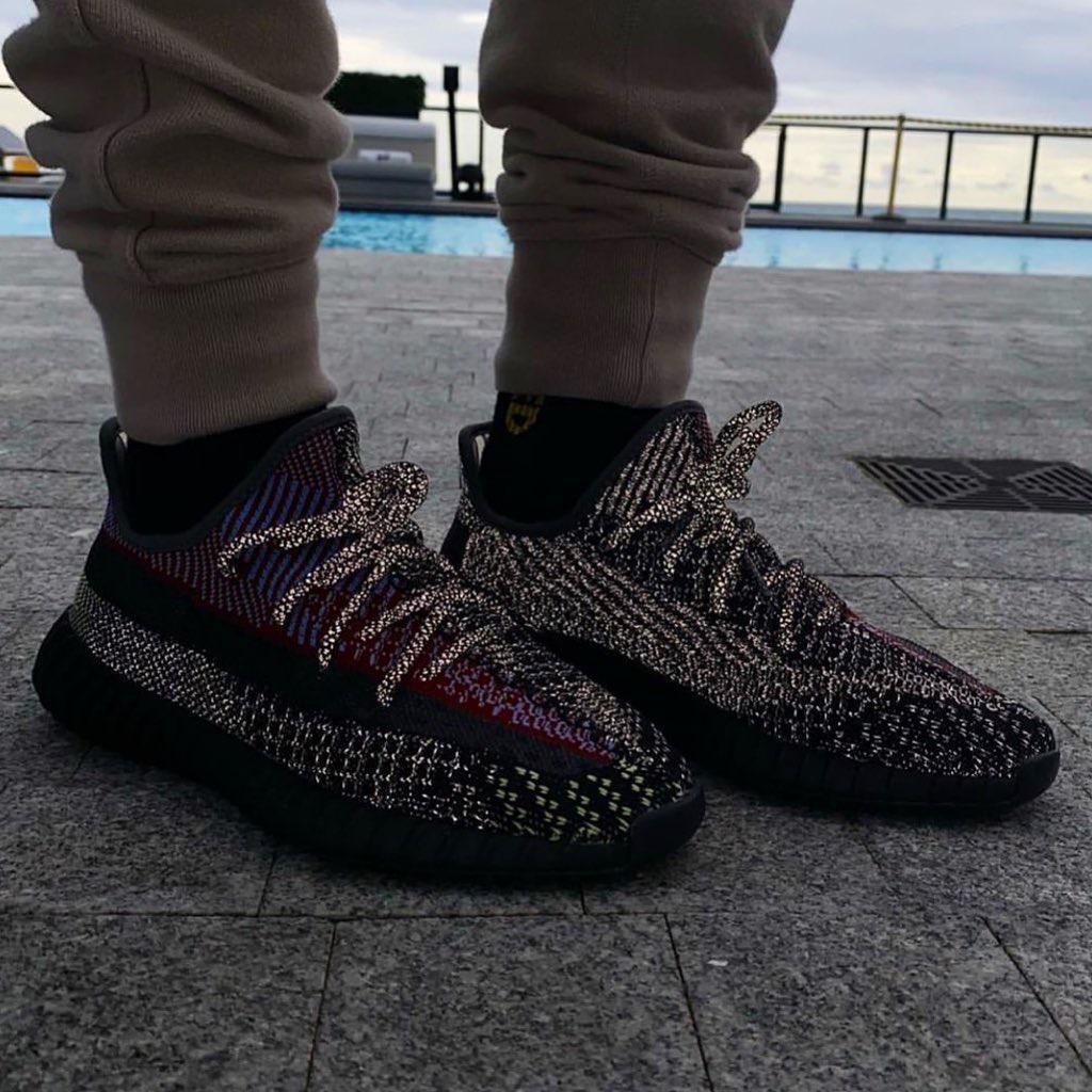 Yeezy 350 V2 Yecheil فلاش كامل