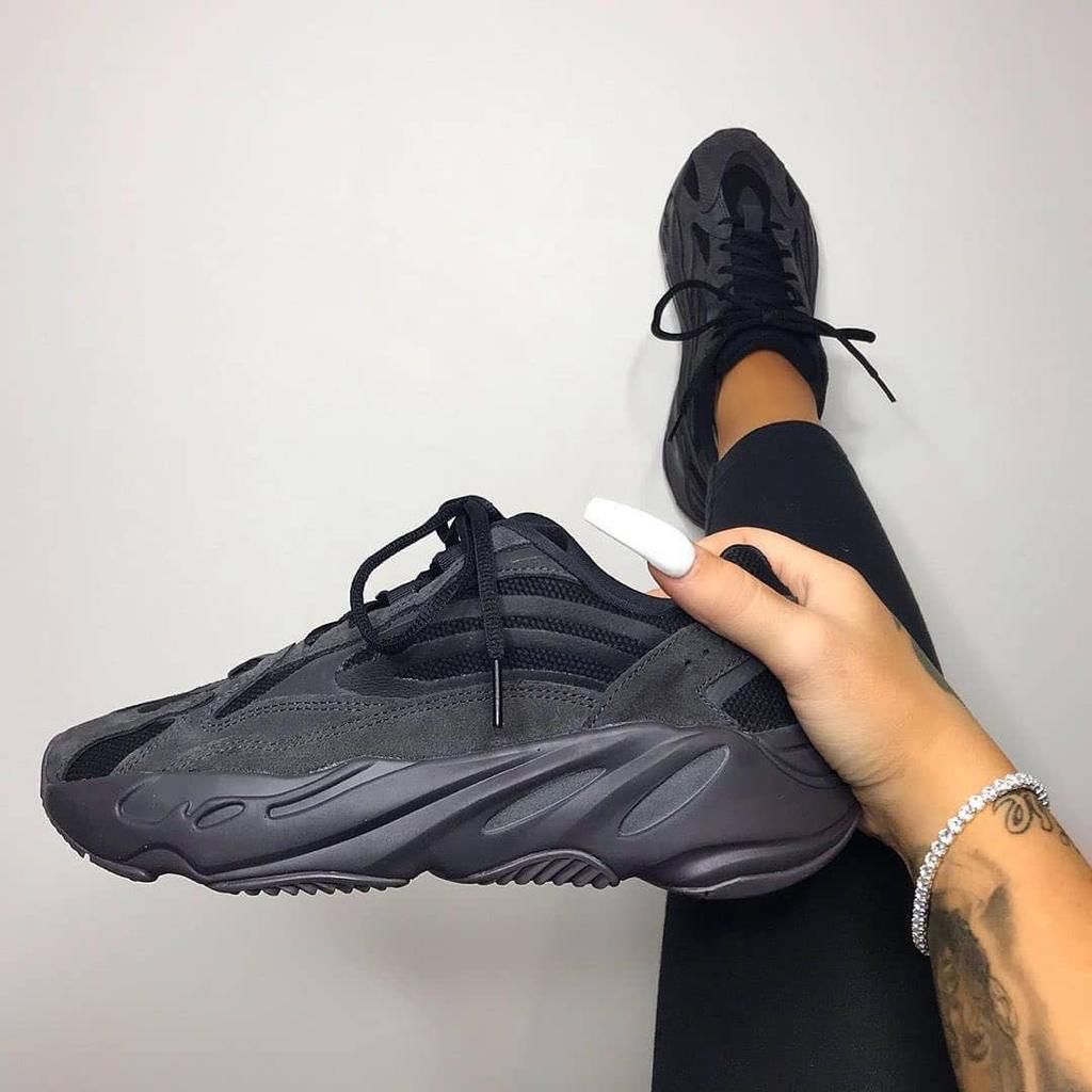 Yeezy Boost 700 V2 فانتا